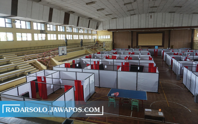 TAMPUNG PASIEN: Bilik berkapasitas 101 bed disiapkan di isoter GOR Gelarsena Klaten. (ANGGA PURENDA/RADAR SOLO)