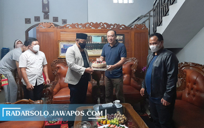 SURPRISE: Bupati Karanganyar Juliyatmono bersama jajaran Forkopimda mendatangi rumah Ketua DPRD pada Selasa (22/2) dini hari untuk memberikan ucapan selamat ulang tahun. (RUDI HARTONO/RADAR SOLO)