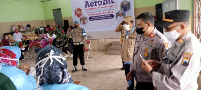 TEGAS: Satgas Kecamatan Wedi saat membubarkan lomba senam dan dilakukan swab antigen di tempat di GOR Gadungan, Kecamatan Wedi (Dokumentasi Kecamatan Wedi)