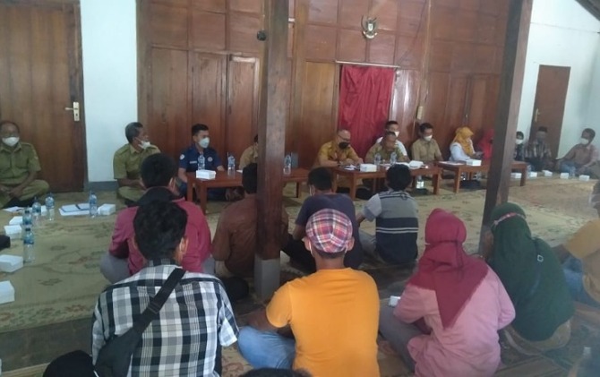 Forum mediasi yang digelar di rumah kadus setempat di Kecamatan Jatiroto terkait kasus pergaulan bebas, beberapa waktu yang lalu. (ISTIMEWA)