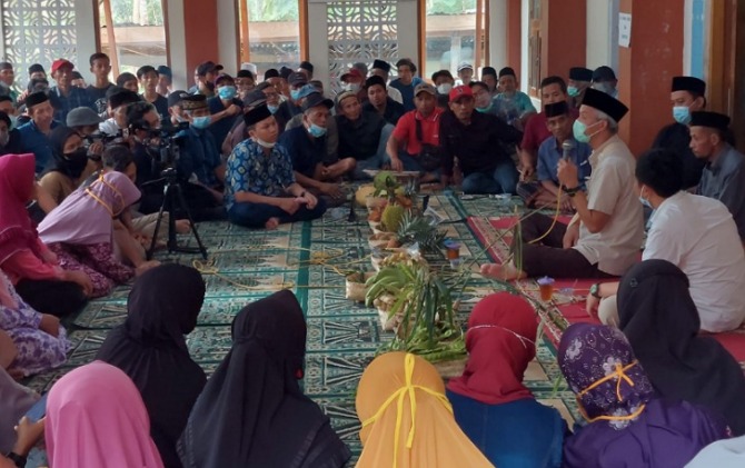 Gubernur Jateng Ganjar Pranowo disambut hangat warga Desa Wadas, Minggu (13/2).