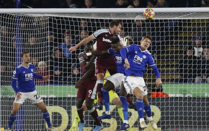 Bek West Ham Craig Dawson (melompat tengah) berhasil mencetak gol ketika berhadapan dengan Leicester City pada laga Liga Inggris di Stadion King Power, Leicester, Inggris, Minggu (13/2) malam waktu setempat.(ANTARA/REUTERS)