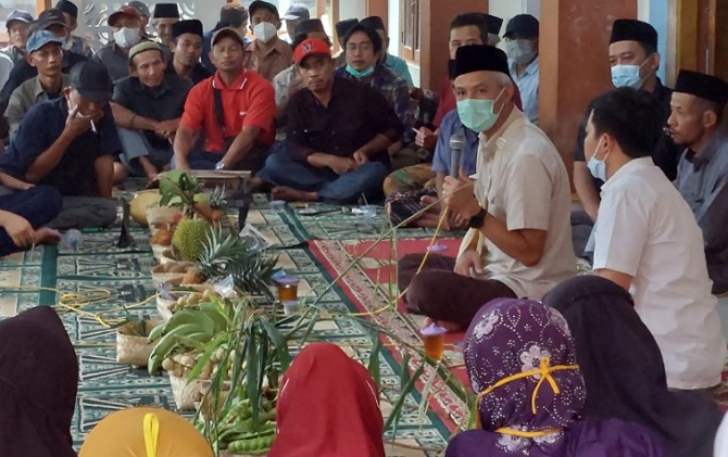 Gubernur Jawa Tengah Ganjar Pranowo saat datang dan berdialog langsung dengan warga Desa Wadas, Minggu (13/2).