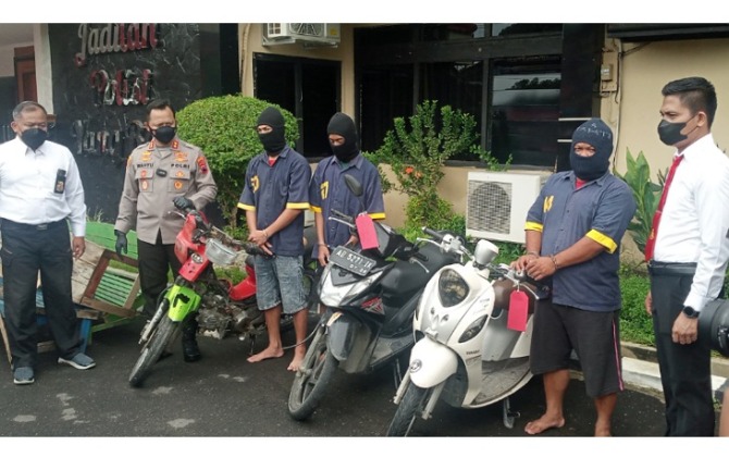 Para pelaku perusakan kos dan tempat karaoke di kawasan Kartasura, beserta barang bukti diamankan di Polres Sukoharjo, Senin (14/2). (IWAN KAWUL)