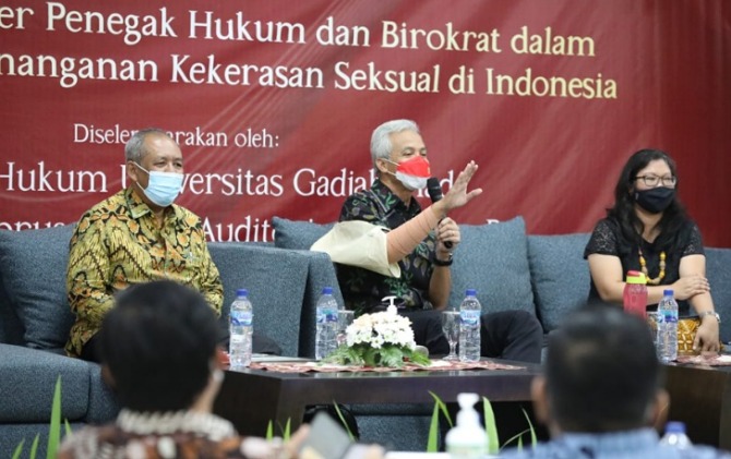 Gubernur Jateng Ganjar Pranowo saat menjadi pembicara seminar nasional tentang kekerasan seksual di Fakultas Hukum Universitas Gadjah Mada Jogja, Selasa (15/2).