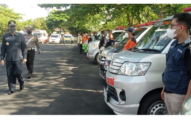 Puluhan mobil ambulans mitra Polres Sukoharjo mengikuti apel di Kantor Setda Kabupaten Sukoharjo, Sabtu (26/2). (IWAN KAWUL/RADAR SOLO)