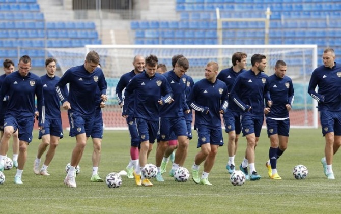 Timnas Rusia saat latihan untuk kompetisi Euro 2020 di Petrovsky Stadium, Saint Petersburg, Rusia, tahun lalu (REUTERS/EVGENIA)
