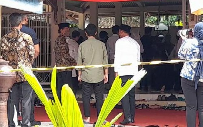Presiden Jokowi (baju patik pakai peci) saat mengikuti pemakaman sang paman di Astana Keluarga Mundu, Jl Solo-Purolwodadi Km 9, Gondangrejo, Karanganyar, Senin (28/2) siang. (RUDI H/RADAR SOLO)
