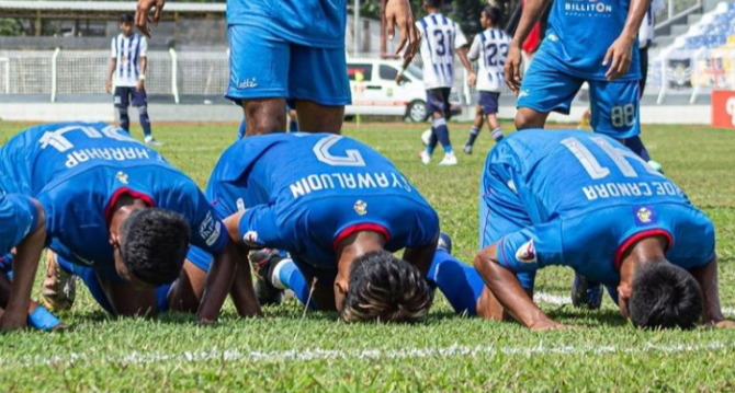 Para pemain Belitong FC merayakan kemenangan atas Persida Sidoarjo di Stadion Benteng, Tangerang, kemarin. (Instagram/Belitong FC )