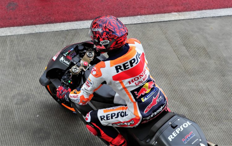 Marc Marquez keluar dari garasi Repsol Honda untuk memulai tes pramusim MotoGP di Sirkuit Mandalika, Lombok Tengah. (Bobby Arifin/Jawa Pos )