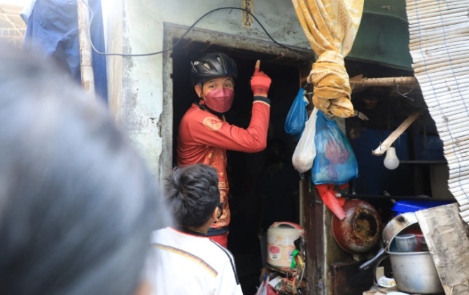Gubernur Jateng Ganjar Pranowo mengunjungi rumah Ny Jongkis yang sangat sederhana namun penuh toleransi di kawasan Pecinan, Selasa (1/2).