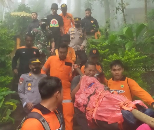 NAHAS: Tim SAR gabungan evakuasi pendaki yang tewas di Lawu. (ISTIMEWA)