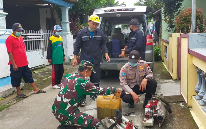 BERANTAS NYAMUK DEWASA: Unsur TNI-Polri dan Puskesmas Gatak laksanakan fogging di Desa Geneng, Kecamatan Gatak, Selasa (8/2). (ISTIMEWA)