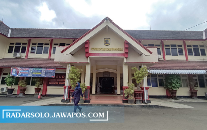 ANDALAN: RSUD dr. Soediran Mangun Sumarso Wonogiri yang jadi pusat perawatan pasien Covid-19, Jumat (25/2). (IWAN ADI LUHUNG/RADAR SOLO)