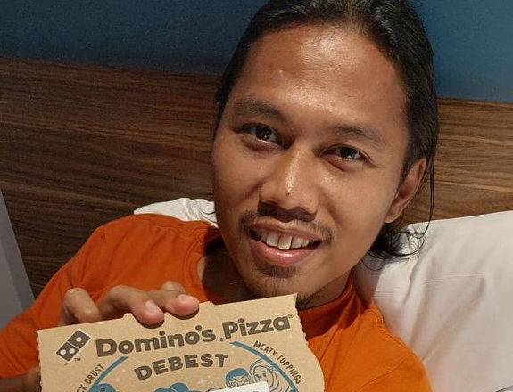 Tony Sucipto menunjukkan kiriman pizza dari The Jakmania. (Dok Persija Jakarta)