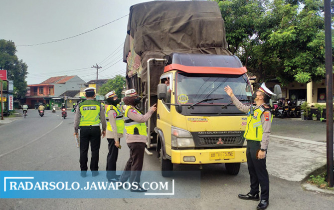 MEMBAHAYAKAN: Satlantas Polres Sukoharjo menindak pengemudi truk yang bermutan melebihi kapasitas di jalan Sukoharjo. (IWAN KAWUL/RADAR SOLO)