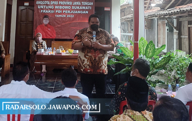 SERAP ASPIRASI: Anggota Komisi D DPRD Provinsi Jawa Tengah Untung Wibowo Sukowati berdialog dengan warga Sambungmacan dan Jenar, Rabu (16/2). (AHMAD KHAIRUDIN/RADAR SOLO)