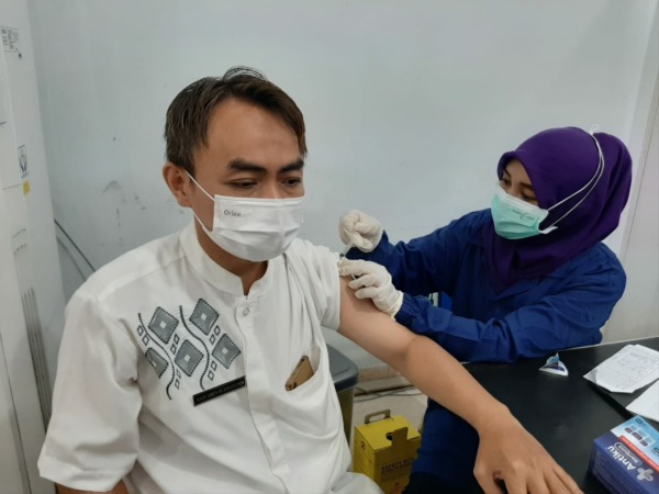PTM LANCAR: Vaksinasi bagi guru dan karyawan SMP Islam swasta di RSJD Kota Surakarta, kemarin (16/2). (ISTIMEWA)