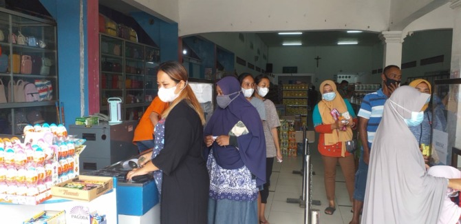 Warga berbelanja di swalayan Alfa Omega Kecamatan Baturetno. (ISTIMEWA)