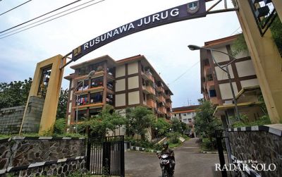 Rusunawa Jurug dan rusunawa lain di Solo dihuni oleh keluarga yang belum tentu ber-KTP dengan domisili wilayah sekitar. Hal ini yang meyulitkan anak-anak rusunawa dalam PPDB online tahun ini. (DAMIANUS BRAM/RADAR SOLO)
