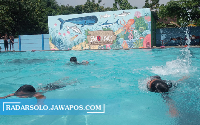 WAHANA BARU: Anak-anak berenang di Baklibay, Desa Bakalan, Polokarto, Karanganyar, kemarin (18/2). (IWAN KAWUL/RADAR SOLO)