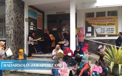 Antrean pemohon AK1 di kantor Dinkopnaker Boyolali, kemarin. Dokumen tersebut sebagai syarat mencari pekerjaan. (TRI WIDODO/RADAR SOLO)
