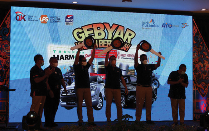 BPR Nusamba Ampel menggelar undian dengan hadiah utama tiga unit mobil, Kamis (17/2). (RAGIL L/RADAR SOLO)