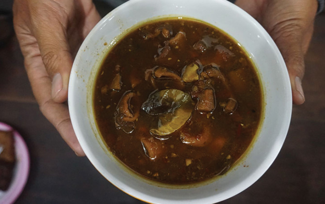 YUMMY: Sajian seporsi brongkos daging sapi Cipto Gandung di Desa Gondangan, Kecamatan Jogonalan, Klaten. (ANGGA PURENDA/RADAR SOLO)