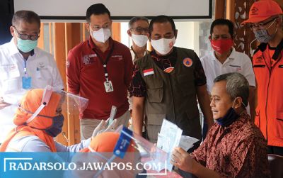 Mensos Juliari Batubara (dua dari kiri) meninjau penyaluran BST di Kelurahan Jagalan, Kecamatan Jebres.