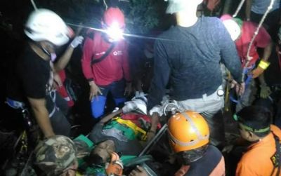 Korban yang terjepit batu raksasa selamat setelah prosea evakuasi 10 jam. (IWAN KAWUL/RADAR SOLO)