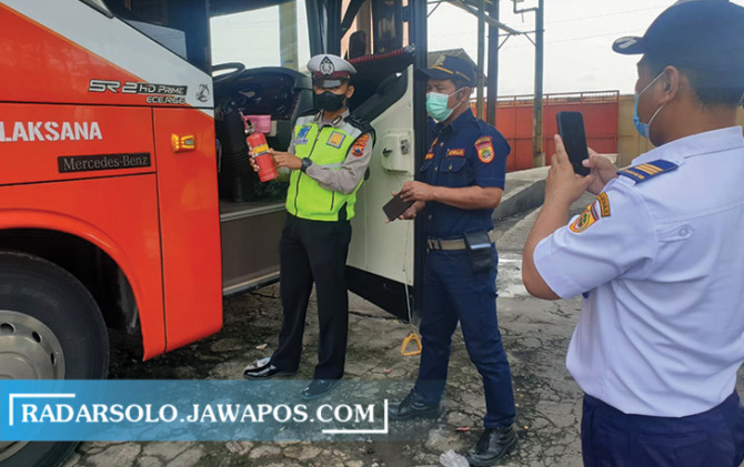 PENGECEKAN: Petugas Satlantas Polres Sukoharjo bersama Dishub Sukoharjo melakukan kegiatan pendidikan masyarakat tentang lalu lintas (Dikmas Lantas) kepada pengemudi bus dan pengurus Perusahaan Otobus (PO), Jumat (11/2). (IWAN KAWUL/RADAR SOLO)