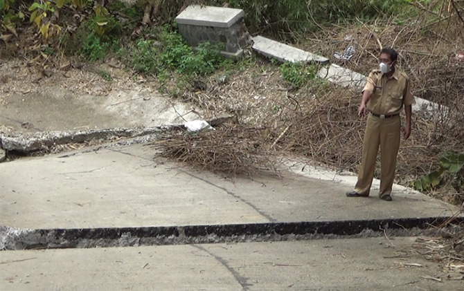 AKSES UTAMA: Cor jalan di Desa Ngebung, Kecamatan Kalijambe terbelah. Kondisi tersebut menyebabkan warga harus memutar 5 kilometer lebih jauh. (ISTIMEWA)