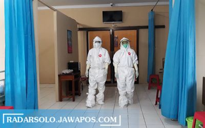 Tenaga kesehatan yang bertugas di Rumah Sehat Covid-19 Sukoharjo. (IWAN KAWUL/RADAR SOLO)
