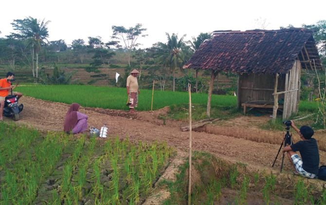 SYUTING FILM: Hamparan persawahan dengan teraseringnya di Desa Jatisawit, Jatiyoso diabadikan dalam film dokumenter. (RUDI HARTONO/RADAR SOLO)