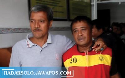 Wakil Ketua DPC PDIP Sragen nonaktif Supriyanto (kanan) didampingi kuasa hukumnya, beberapa waktu lalu. (AHMAD KHAIRUDIN/RADAR SOLO)