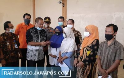 Penyerahan bansos kemensos oleh Bupati Karanganyar, beberapa waktu lalu (RUDI HARTONO/RADAR SOLO)