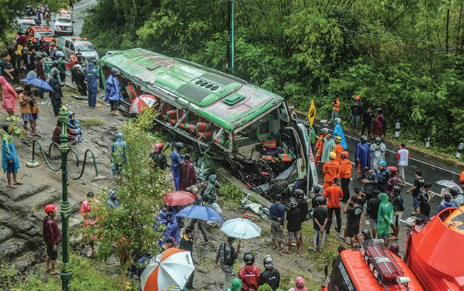 DIPERIKSA: KNKT melakukan investigasi penyebab kecelakaan bus pariwisata di Imogiri yang menyebabkan 13 orang meninggal. (SITI FATIMAH/RADAR JOGJA)