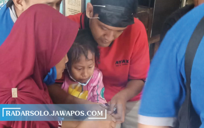 KEMBALI TERULANG: Proses evakuasi pelepasan cincin di markas Damkar Wonogiri, kemarin (20/2). (IWAN ADI LUHUNG/RADAR SOLO)
