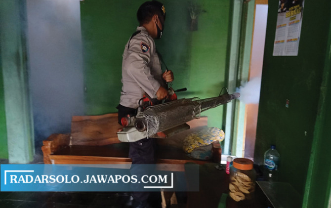 Polsek Gatak berasama Puskesmas Gatak melaksanakan fogging di area permukiman warga Desa Geneng, Kecamatan Gatak, Selasa (8/2). (IWAN KAWUL/RADAR SOLO)