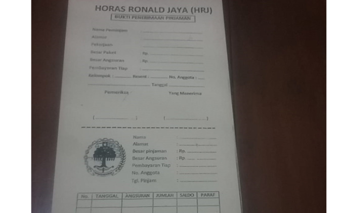 Potret kertas nasabah bank plecit yang dikirimkan nasabah korban penganiayaan. (IWAN ADI L/RADAR SOLO)