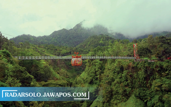 NAIK DAUN: Gondola dan jembatan gantung di Dusun Girpasang, Desa Tegalmulyo, Kecamatan Kemalang diserbu wisatawan. Pemkab ingatkan kembali agar tidak berkerumun. (ANGGA PURENDA/RADAR SOLO)
