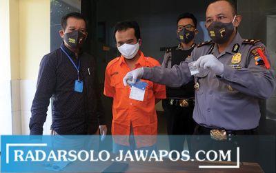 TAK BISA MENGELAK: Kapolsek Laweyan Kompol Ari Sumarwono tunjukkan barang bukti sabu dan kartu ATM akhir pekan kemarin. (DAMIANUS BRAM/RADAR SOLO)