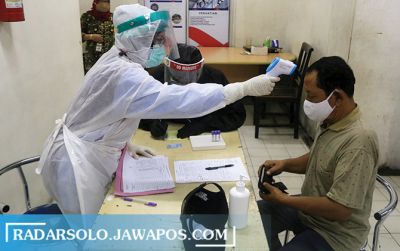 Dinkes Kota Surakarta mengambil sampel darah pedagang maupun pengunjung Pasar Klewer, kemarin.