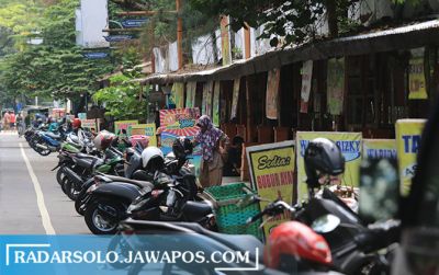 Aktivitas warga di pusat kuliner selter Manahan sebelum pandemi korona. Tempat ini tak luput dari perhatian Disdag Kota Surakarta. (ARIEF BUDIMAN/RADAR SOLO)