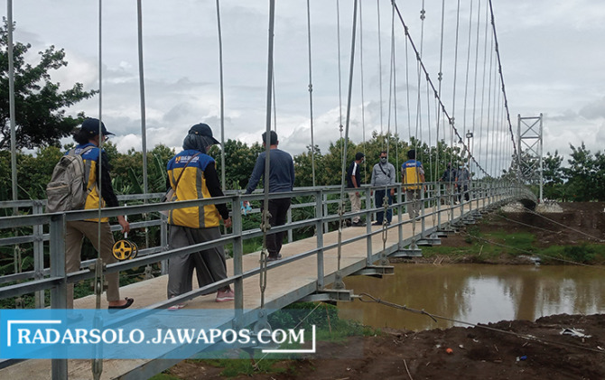 TELITI: Tim Teknis Bina Marga DPUPR Sukoharjo melakukan pengecekan akhir sebelum serah terima pekerjaan pertama, pra PHO (Provisional Hand Over), Sabtu (5/2). (IWAN KAWUL/RADAR SOLO)