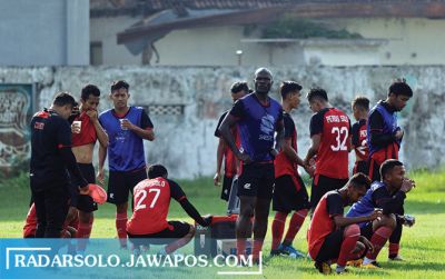 Para pemain Persis Solo istirahat sejenak di tengah-tengah sesi latihan di Lapangan Dibal, saat pandemi korona belum muncul awal Maret lalu. (ARIEF BUDIMAN/RADAR SOLO)