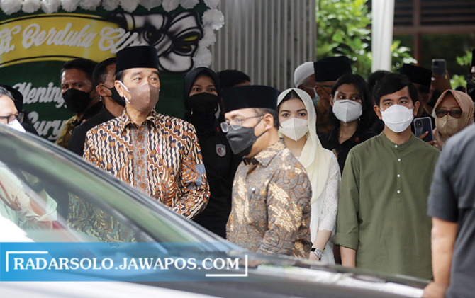 BERBELA SUNGKAWA: Presiden Jokowi, Senin (28/2) hadir melayat ke rumah sang paman Miyono yang meninggal Minggu malam. (M. IHSAN/RADAR SOLO)