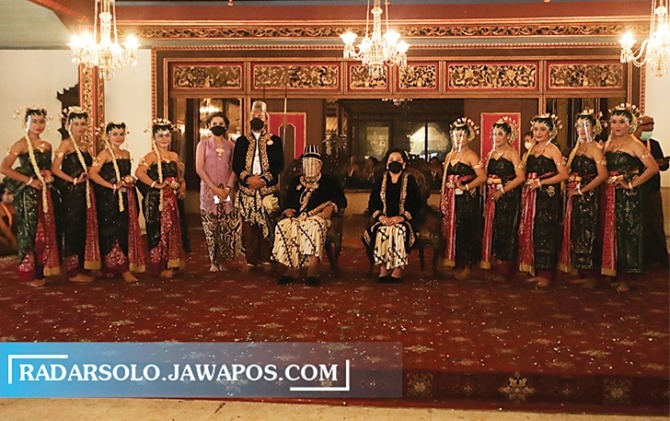CALON PENERUS: KGPH Purbaya (enam dari kiri) ditetapkan sebagai putra mahkota Keraton Kasunanan Surakarta di Tingalan Dalem Jumenengan PB XIII ke-18 di Sasana Sewaka, Minggu (27/2). (M. IHSAN/RADAR SOLO)