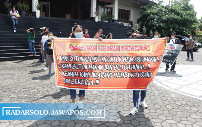MINTA SOLUSI: Massa paguyuban hiburan dan kafe Sriwedari datangi kantor DPRD Kota Surakarta, Senin (14/2). (M. IHSAN/RADAR SOLO)