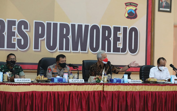 Kapolda Jateng Irjen Pol Ahmad Luthfi dan Gubernur Jateng Ganjar Pranowo serta sejumlah pihak terkait saat press conference terkait Wadas di Mapolres Purworejo, Rabu (9/2).